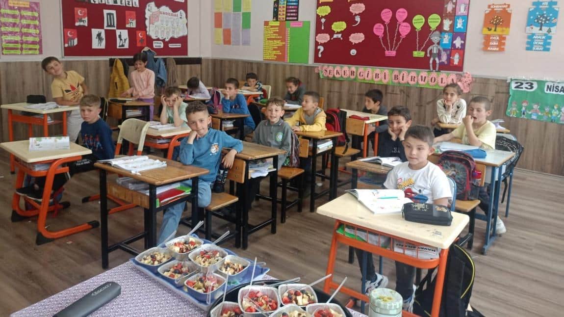 MEYVELER ÜNİTESİNİ MEYVELERİ TADARAK İŞLEDİK!