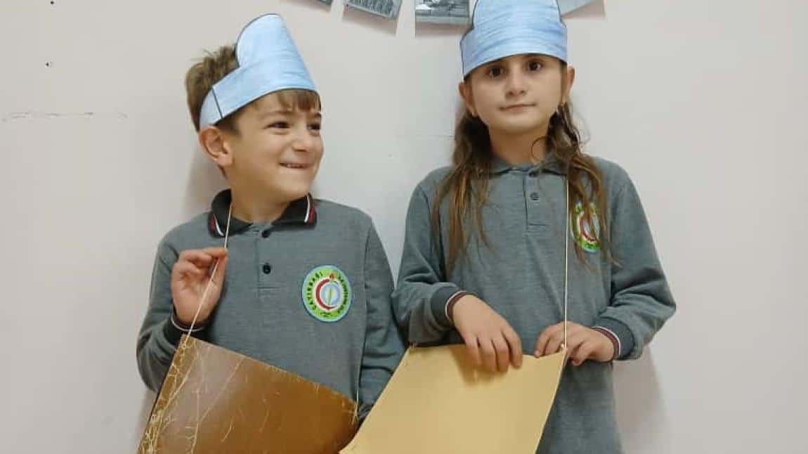 Hafif Otizim sınıfı öğrencileri ezbeledikleri 'Postacı' şarkısını birlikte söylediler. Öğretmenlerine ve arkadaşlarına yazdıkları mektupları dağıtarak hem eğlendiler hem de öğrendiler.