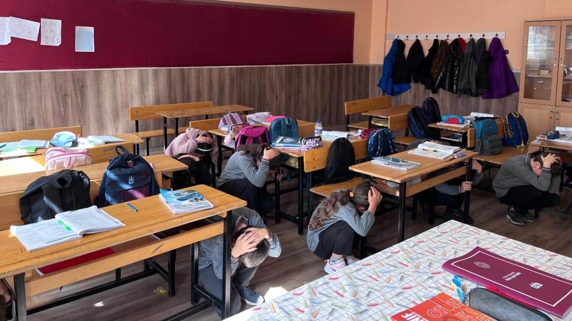 Bakanlığımızın Afet ve Dayanıklılık Ayı etkinlikleri kapsamında Okulumuzda öğrencilerimiz ve tüm personelimizin katılımıyla deprem tahliye tatbikatı gerçekleştirdik.